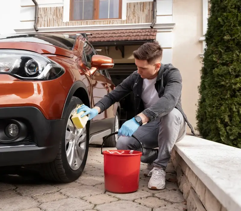 Lavage auto à domicile Les Peintures : professionnel intervenant sur un véhicule